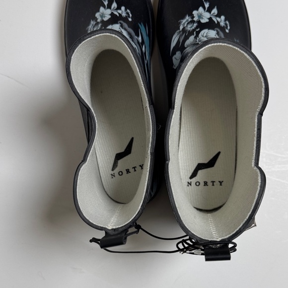 NORTY NWT Women's Black Blue Floral Ankle Rain Boots Treaded Slip On Size 9 - Picture 3 of 10